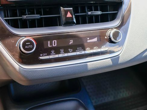 Used 2022 Toyota Corolla LE FWD image 16