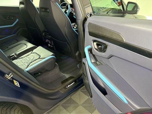 Used 2025 Lamborghini Urus SE image 68