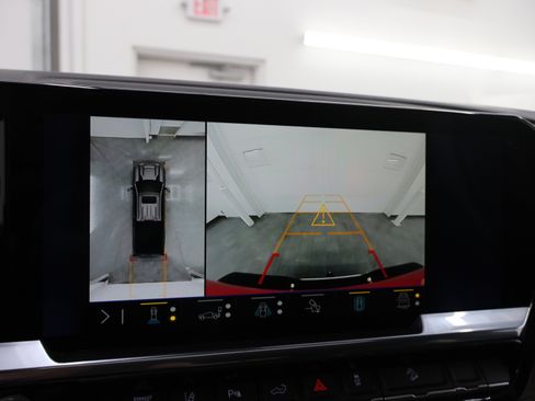 Used 2024 Chevrolet Silverado 2500 LTZ w/ LTZ Plus Package AWD/4WD image 17