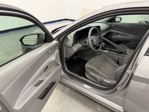 Used 2023 Hyundai Elantra SEL FWD image 9