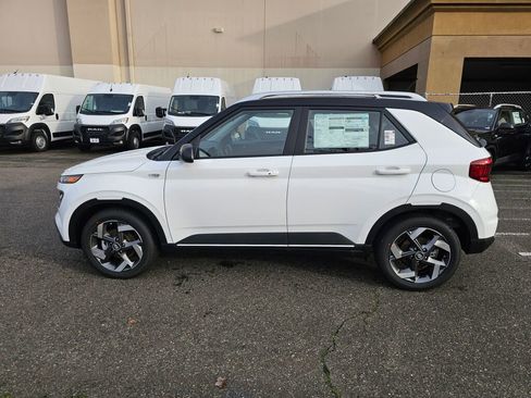 Used 2026 Hyundai Venue SEL image 4