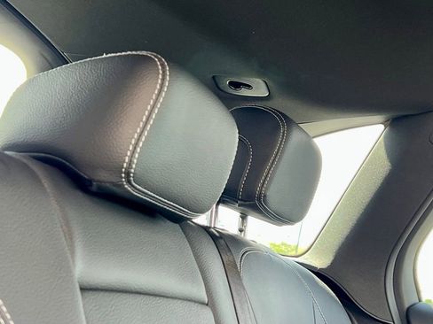 Used 2022 Mercedes-Benz GLC 300 4MATIC image 10