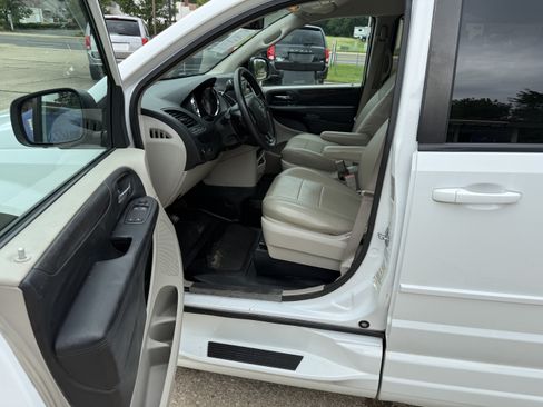 Used 2016 Dodge Grand Caravan SE w/ Quick Order Package 29E SE FWD image 11