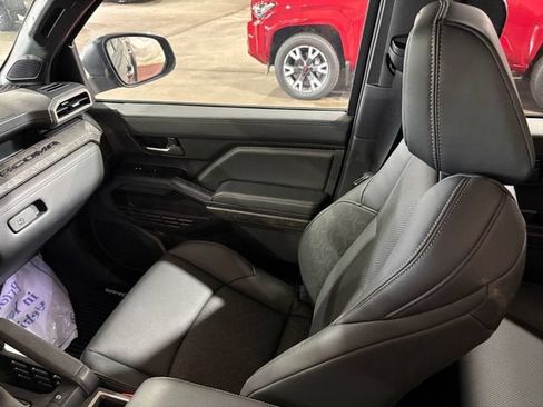Used 2025 Toyota Tacoma Limited w/ Tow Tech Package AWD/4WD image 31