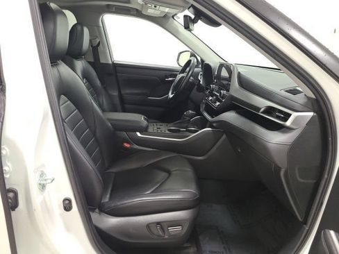 Used 2023 Toyota Highlander XLE AWD/4WD image 16