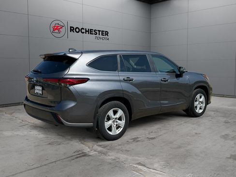 Used 2023 Toyota Highlander L FWD image 5
