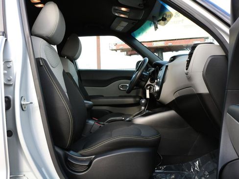 Used 2016 Kia Soul + image 41