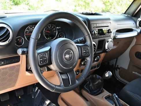 Used 2018 Jeep Wrangler Unlimited Rubicon w/ Connectivity Group AWD/4WD image 13