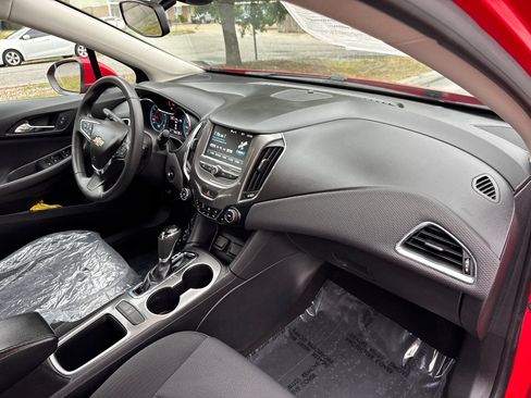 Used 2017 Chevrolet Cruze LT w/ Convenience Package image 17