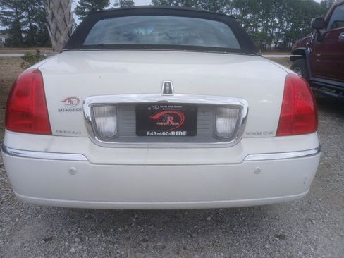 Used 2003 Lincoln Town Car Signature image 28