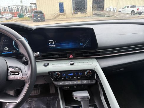 Used 2025 Hyundai Elantra Limited image 18