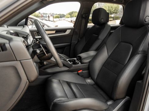 Certified 2024 Porsche Cayenne AWD/4WD image 5