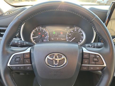 Certified 2023 Toyota Highlander L image 23