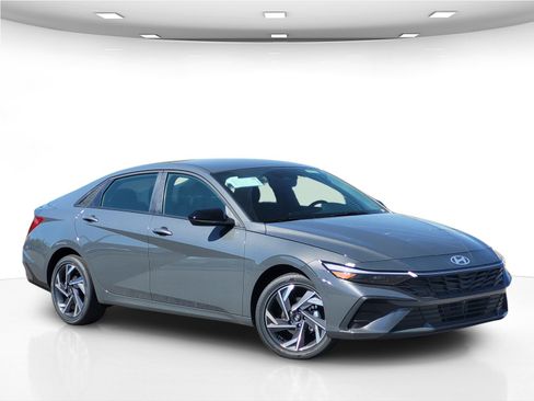 New 2025 Hyundai Elantra SEL image 11