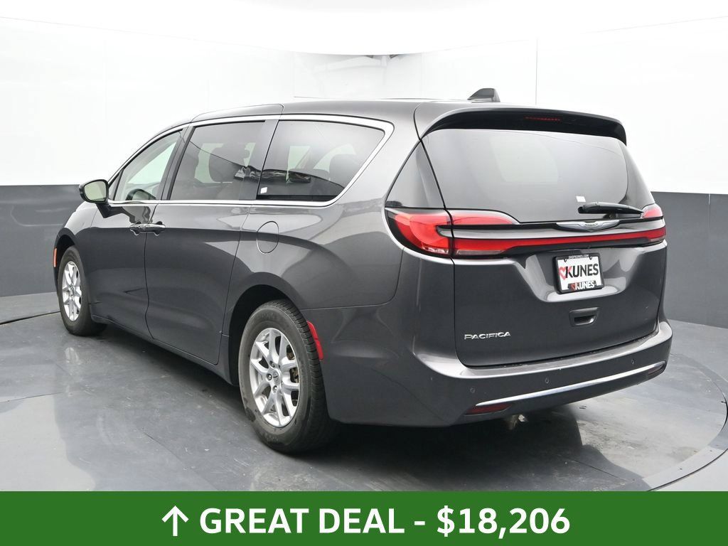 Used 2023 Chrysler Pacifica Touring-L FWD image 12