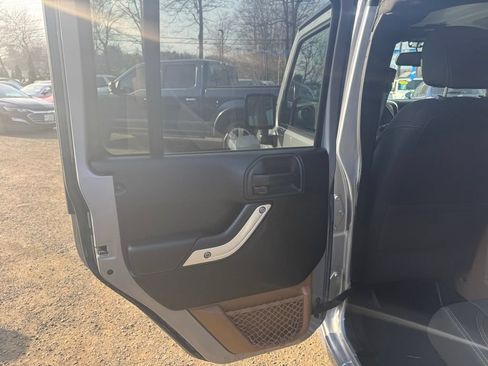 Used 2017 Jeep Wrangler Unlimited Rubicon w/ Connectivity Group AWD/4WD image 25