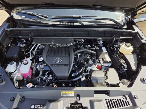 Used 2025 Toyota Highlander LE FWD image 31