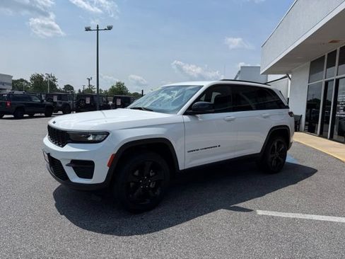 Used 2023 Jeep Grand Cherokee Altitude AWD/4WD image 10