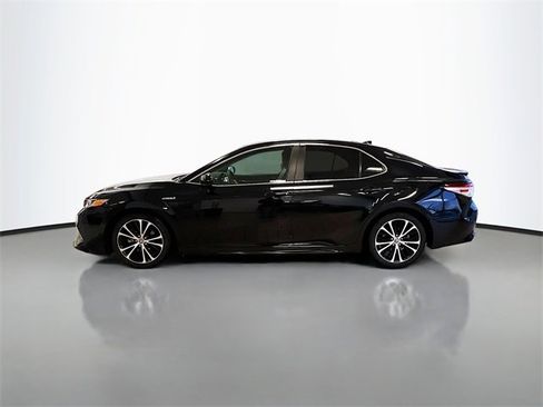 Used 2020 Toyota Camry SE image 3