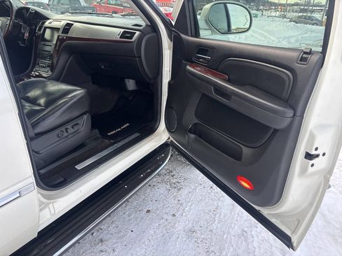 Used 2008 Cadillac Escalade Base AWD 4dr SUV image 28