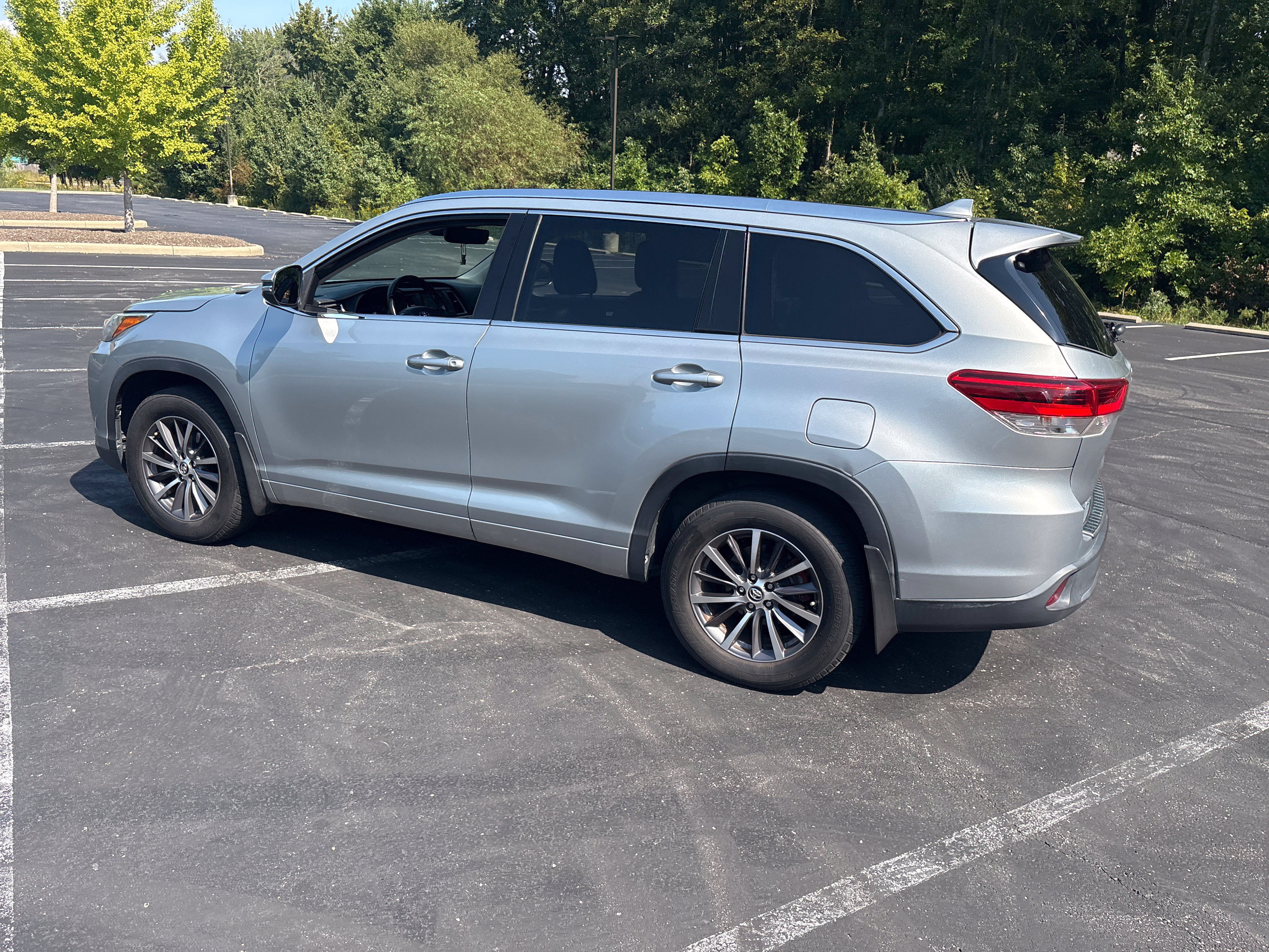 Used 2017 Toyota Highlander XLE AWD/4WD image 12