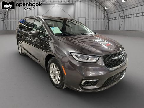 Used 2023 Chrysler Pacifica Touring-L FWD image 3