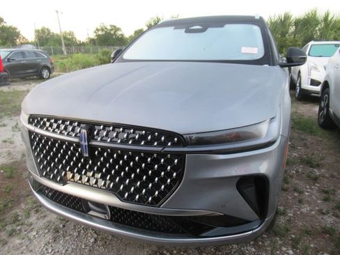 Used 2025 Lincoln Nautilus Reserve image 2