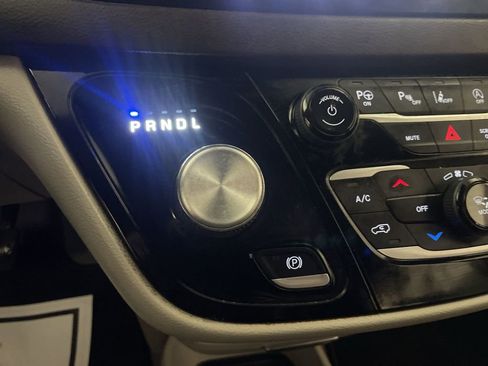 Used 2020 Chrysler Pacifica Touring w/ Advanced Safetytec Group image 10