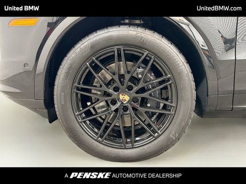 Used 2025 Porsche Cayenne image 2