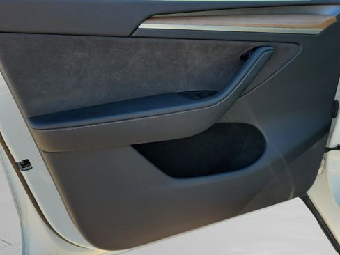 Used 2024 Tesla Model Y Long Range image 31