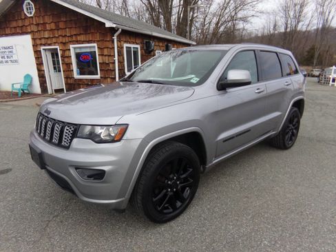 Used 2019 Jeep Grand Cherokee Altitude image 1