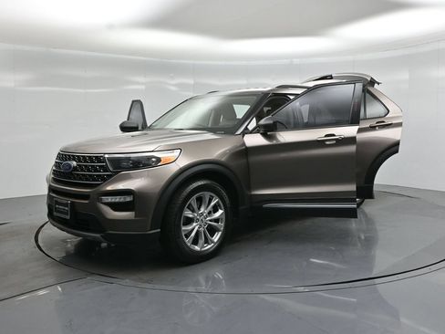 Used 2021 Ford Explorer XLT w/ Equipment Group 202A RWD image 29