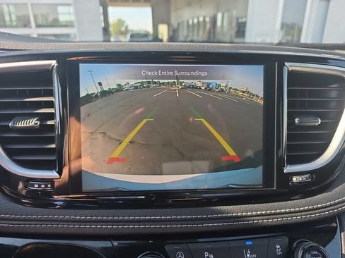 Used 2025 Chrysler Pacifica Limited FWD image 24