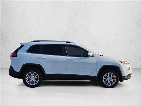 Used 2017 Jeep Cherokee Latitude FWD image 3