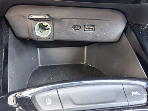 Used 2025 Chevrolet Trax LT w/ LT Convenience Package FWD image 23