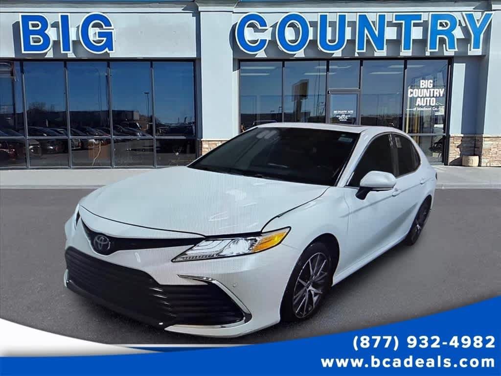 Used 2022 Toyota Camry XLE w/ Navigation Upgrade Package FWD image 1