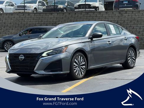 Used 2024 Nissan Altima 2.5 SV FWD image 1