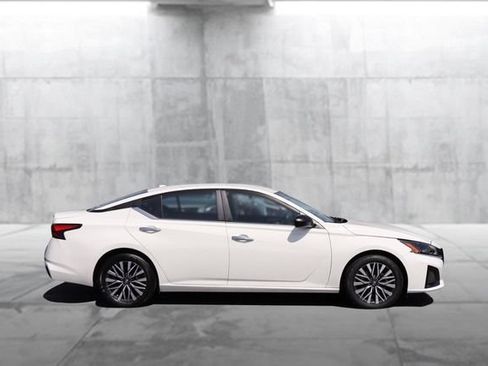 Certified 2025 Nissan Altima 2.5 SV FWD image 5