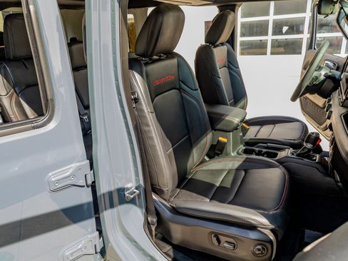 Used 2025 Jeep Wrangler Unlimited Rubicon image 30