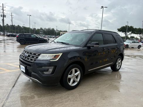 Used 2017 Ford Explorer XLT w/ Equipment Group 202A AWD/4WD image 4