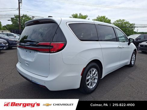Used 2023 Chrysler Pacifica Touring-L FWD image 5