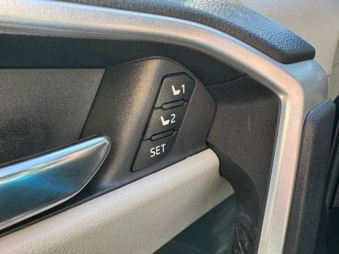 Used 2021 Toyota RAV4 XLE Premium image 39