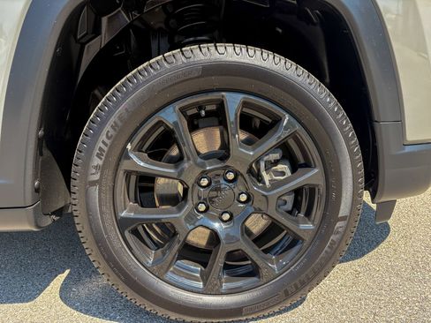 Used 2023 Jeep Compass Latitude w/ Sun and Sound Group AWD/4WD image 30