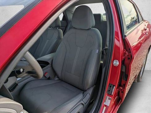 Certified 2021 Hyundai Elantra SE FWD image 15