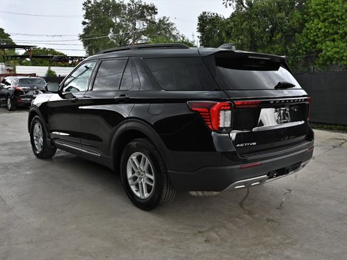Used 2025 Ford Explorer Active w/ Active Comfort Package RWD image 3