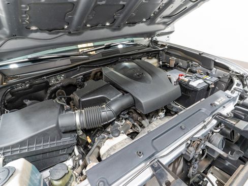 Used 2018 Toyota Tacoma TRD Off-Road image 33