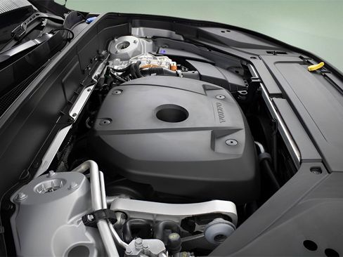 Certified 2025 Volvo XC90 T8 Plus w/ Protection Package Premier image 13