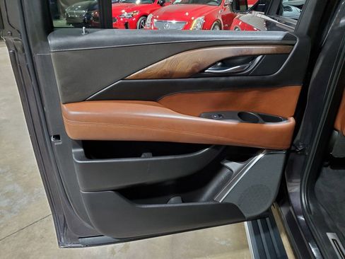 Used 2017 Cadillac Escalade ESV Premium Luxury RWD image 30