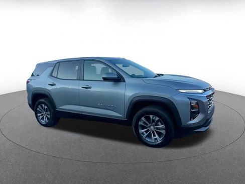 Used 2025 Chevrolet Equinox LT image 2