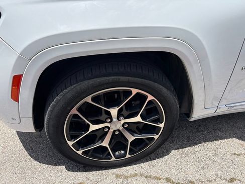 Used 2022 Jeep Grand Cherokee Summit AWD/4WD image 9